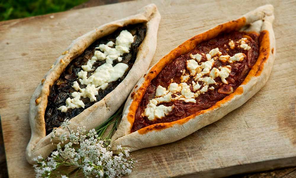 Wildkräuter-Pide aus dem Dutch Oven